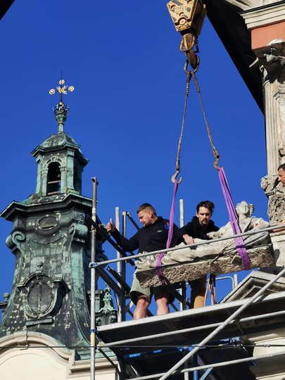 У Львові реставрують три скульптури з історичної кам’яниці на площі Ринок 12