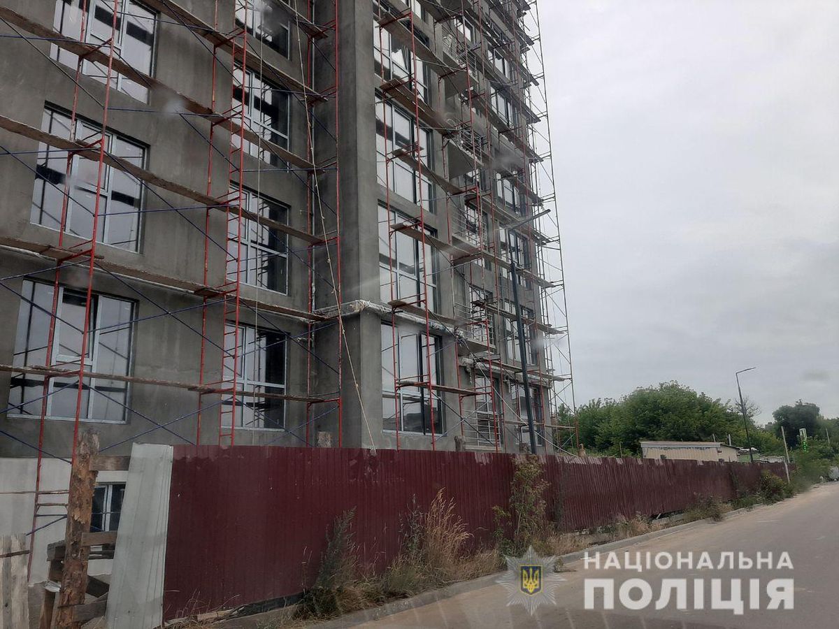 У Рівному 34-річний будівельник загинув внаслідок падіння з сьомого поверху