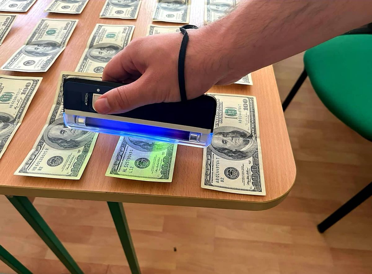 Заступницю директора чернівецького коледжу затримали на $1,5 тис. хабара 