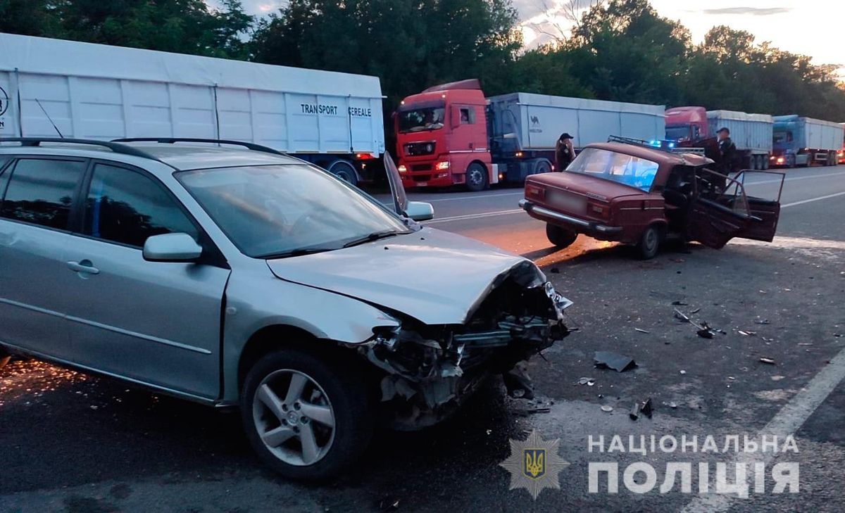 На Буковині водій через погане самопочуття виїхав на зустрічну, троє постраждалих 