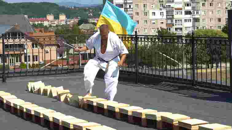 47-річний мешканець Мукачева встановив світовий рекорд з розбивання дощок