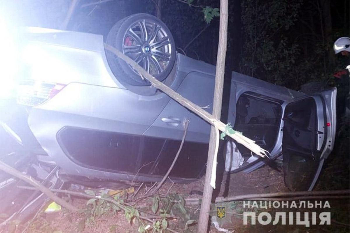 Четверо людей постраждали внаслідок перекидання BMW на Хмельниччині