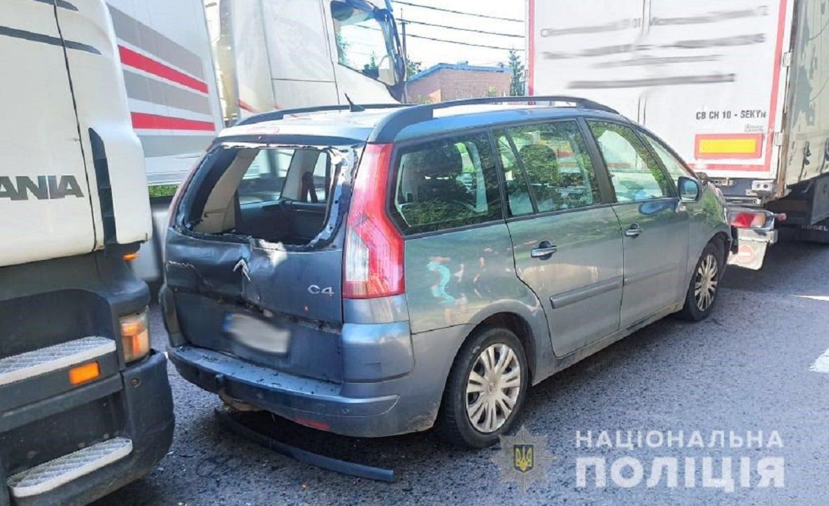 У потрійній ДТП з вантажівками постраждав 35-річний львів'янин