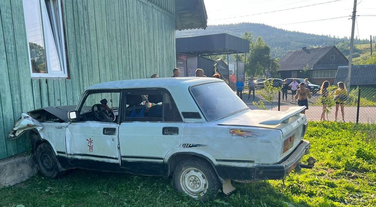 На Самбірщині п’яний водій врізався у будинок, є постраждала