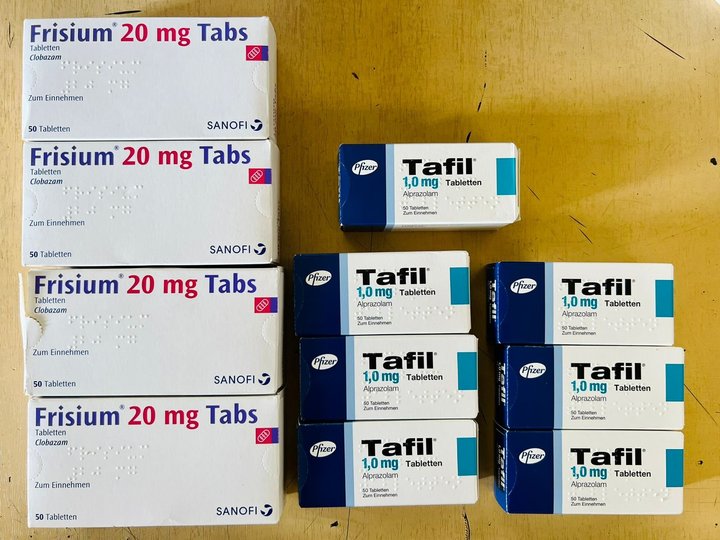 Прикордонники знайшли у посилках з-за кордону сотні наркотичних таблеток 11 У коробках було знайдено 730 пігулок та 8 ампул психотропів та нарковмісних препаратів