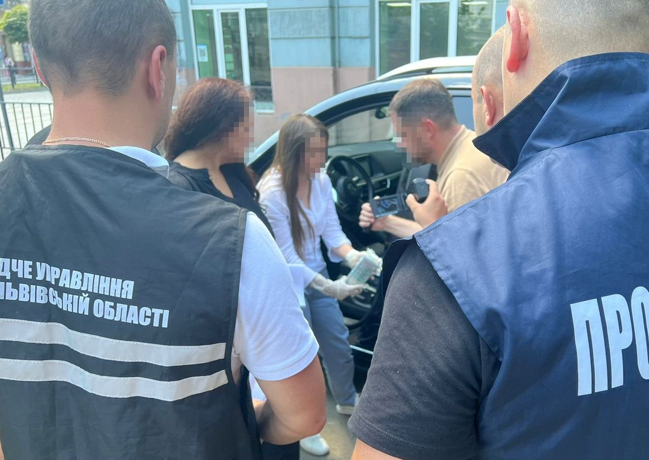 Двоє львів'ян за 11 тис. доларів відправляли чоловіків за кордон 15 Львів'яни брали по 11 тис. доларів і відправляли чоловіків закордон