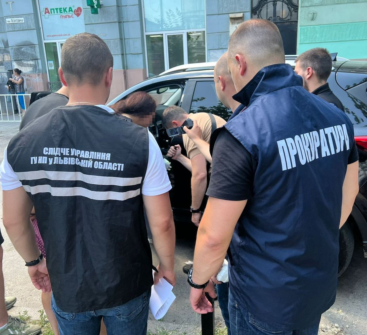 Двоє львів'ян за 11 тис. доларів відправляли чоловіків за кордон 12 Львів'яни брали по 11 тис. доларів і відправляли чоловіків закордон