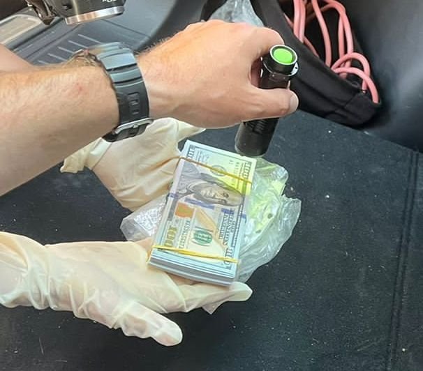 Двоє львів'ян за 11 тис. доларів відправляли чоловіків за кордон 14 Львів'яни брали по 11 тис. доларів і відправляли чоловіків закордон