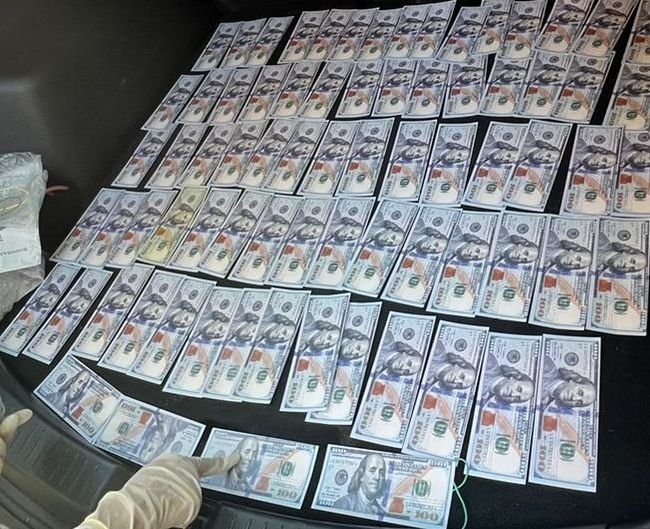 Двоє львів'ян за 11 тис. доларів відправляли чоловіків за кордон 11 Львів'яни брали по 11 тис. доларів і відправляли чоловіків закордон