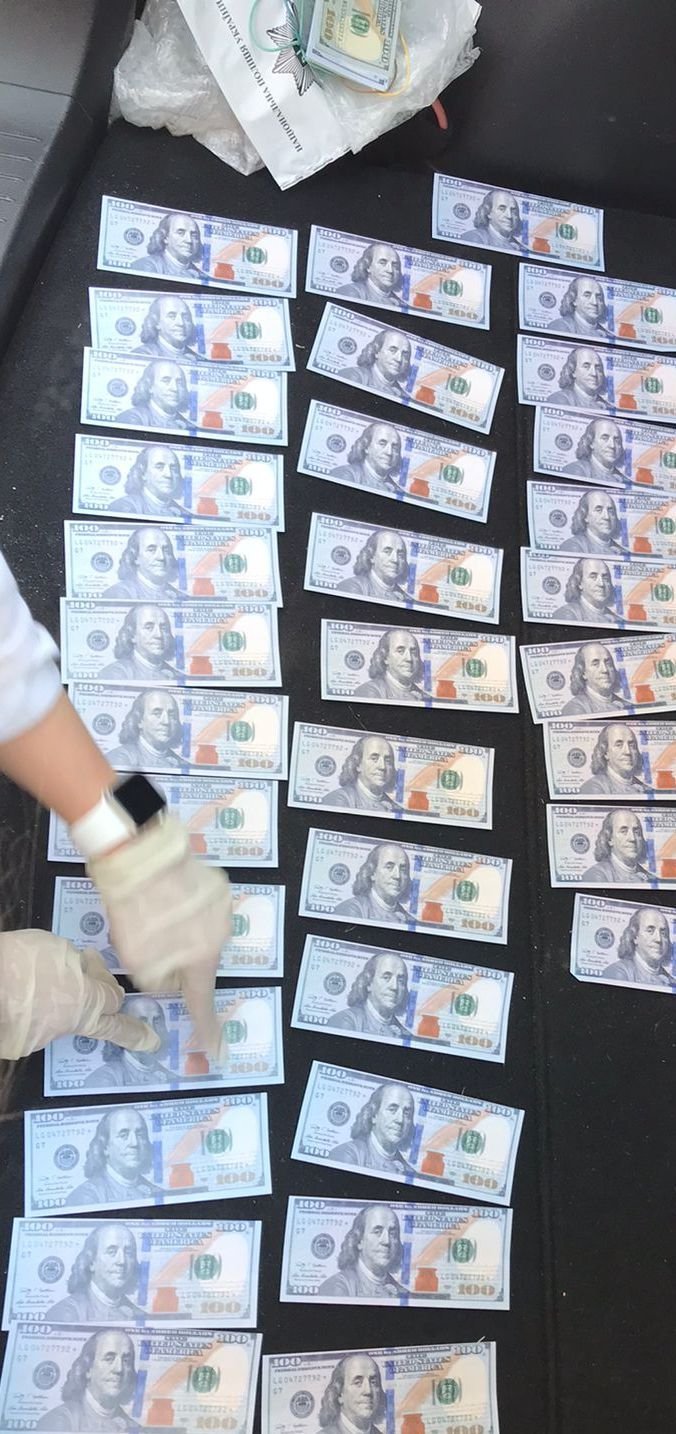 Двоє львів'ян за 11 тис. доларів відправляли чоловіків за кордон 13 Львів'яни брали по 11 тис. доларів і відправляли чоловіків закордон