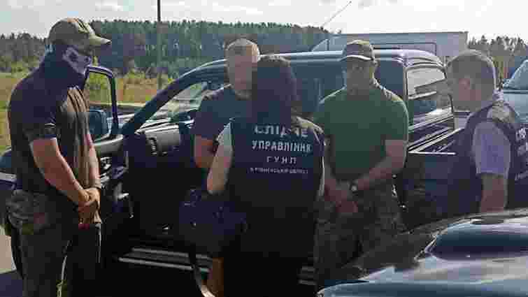 45-річного мешканця Рівненщини затримали за продаж автомобілів для військових