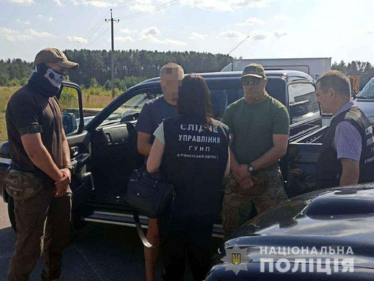 45-річного мешканця Рівненщини затримали за продаж автомобілів для військових