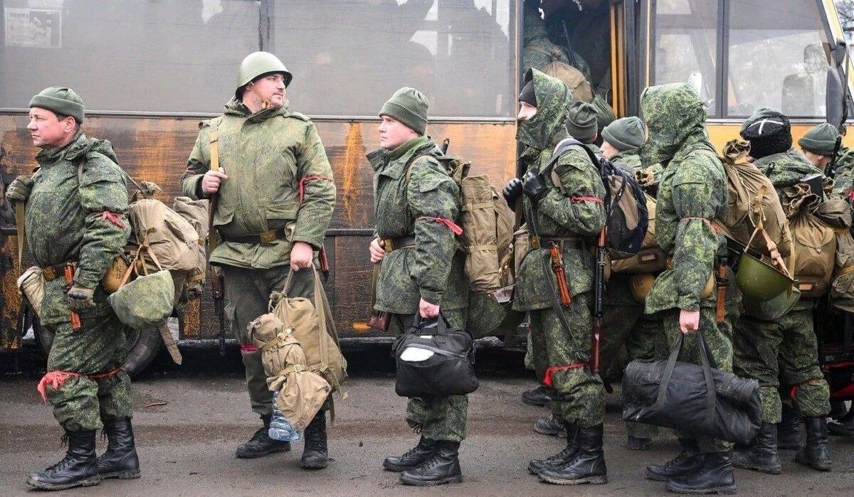 Росіяни забирають паспорти у «мобілізованих» з окупованих територій