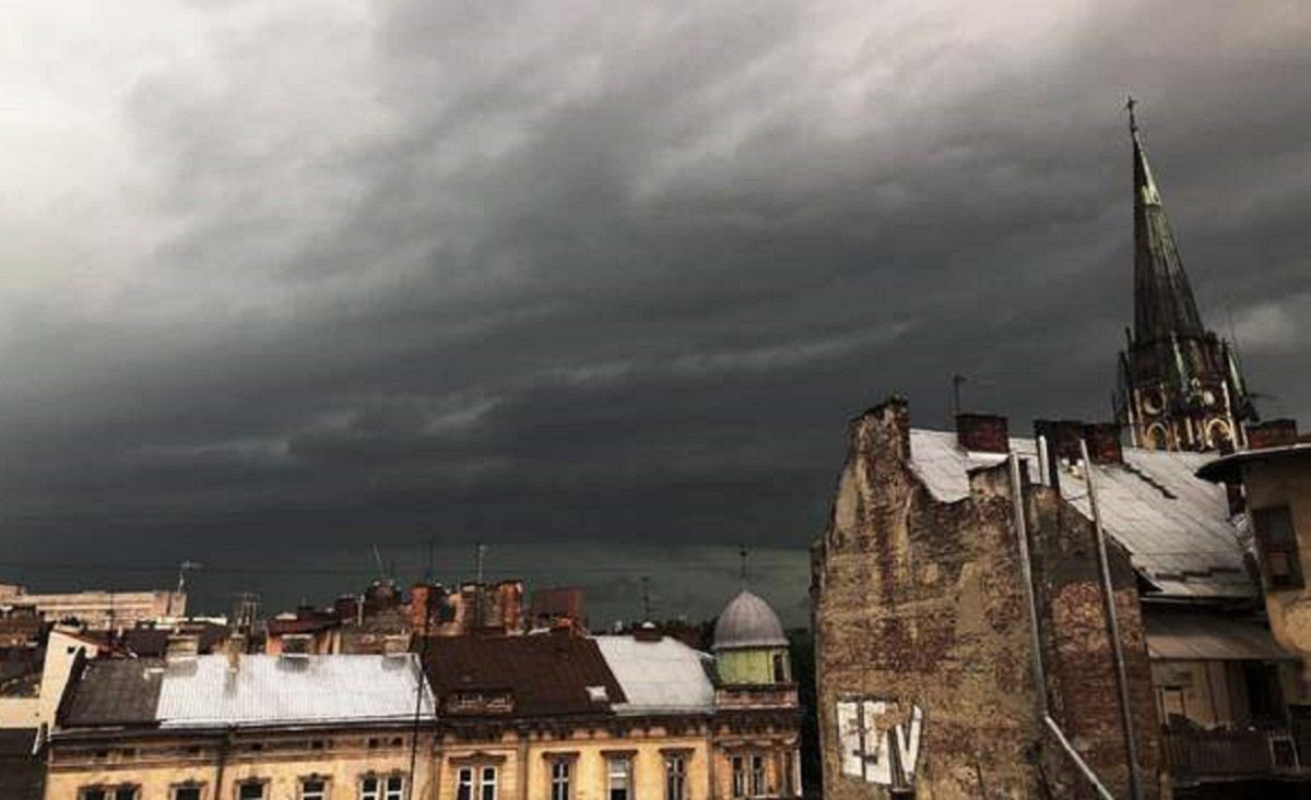 Синоптики попереджають львів'ян про грозу та сильний вітер на вихідних