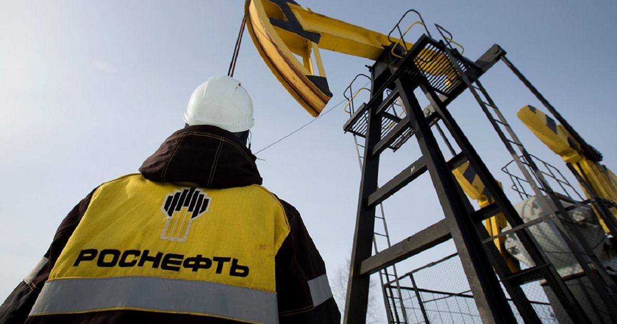 Євросоюз зняв обмеження на нафтові угоди Росії з третіми країнами