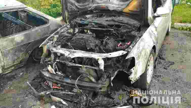 70-річному мешканцю Рівного вночі підпалили два автомобілі 