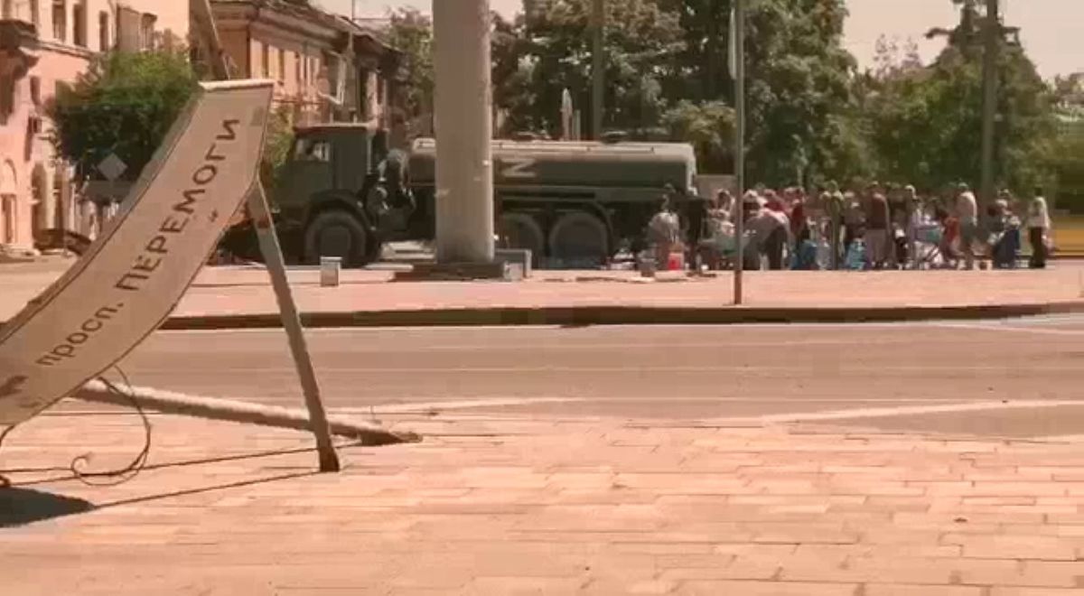 Окупанти у Маріуполі роздають жителям заражену воду