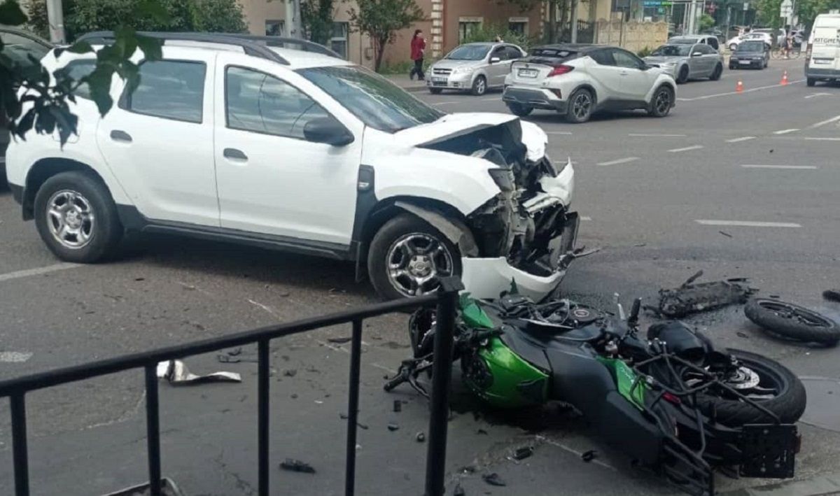Аварія легковика та мотоцикла заблокувала рух на вул. Кульпарківській у Львові