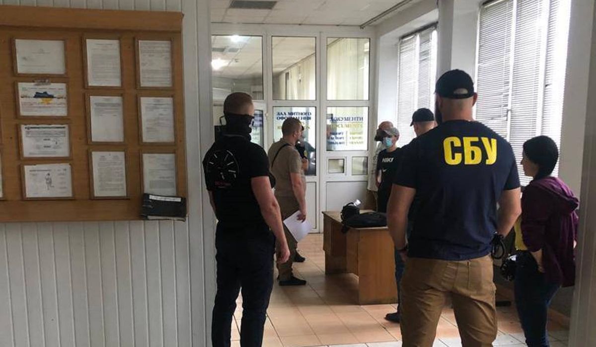 Оперативники СБУ проводять обшуки на двох митних постах Закарпаття