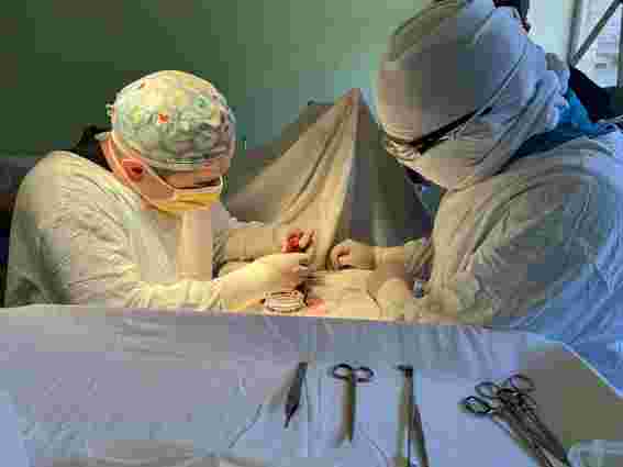 Львівські хірурги врятували львів'янину відірваний великий палець

