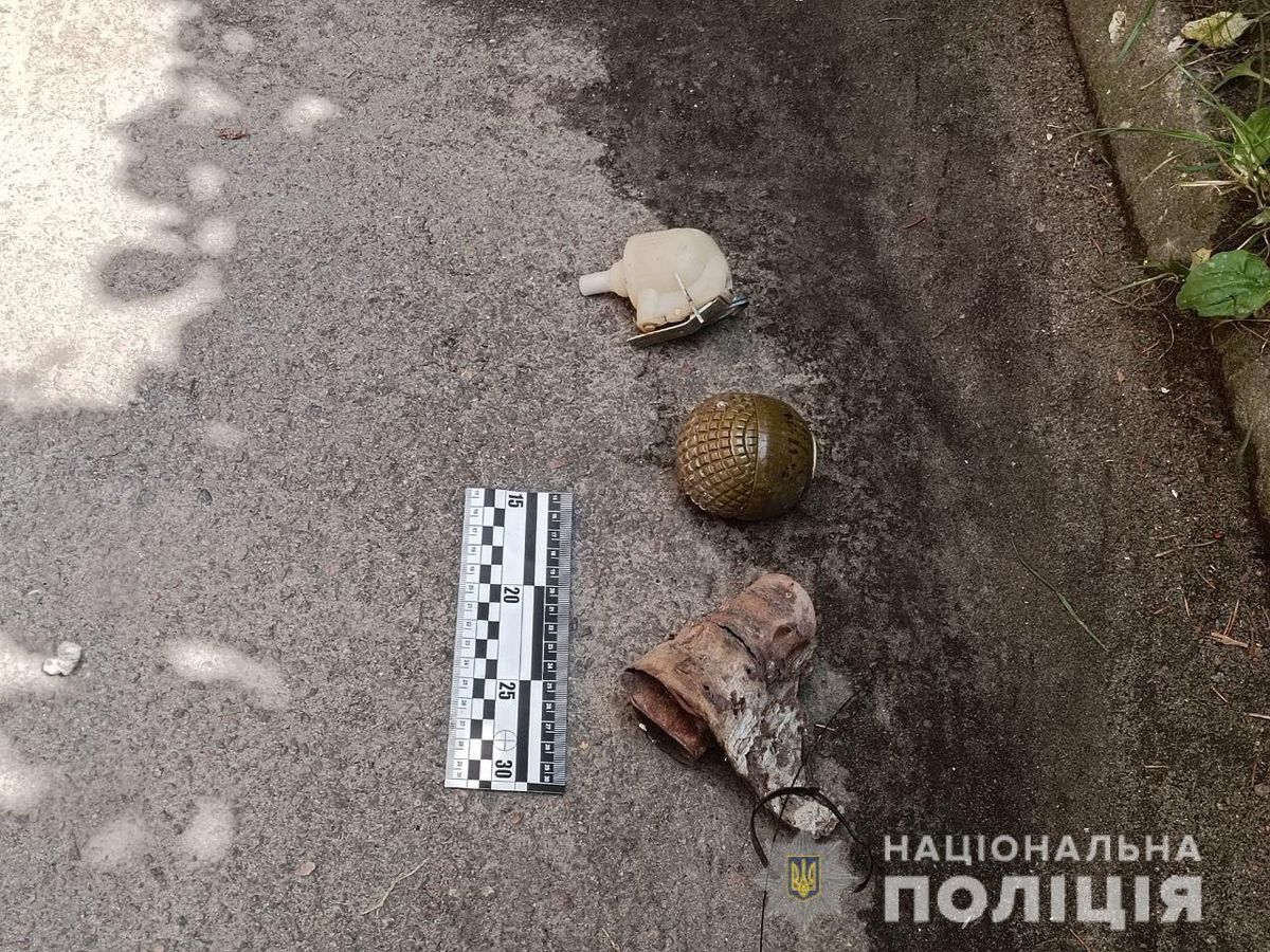На дереві в дворі багатоповерхівки у Рівному знайшли саморобну гранату 