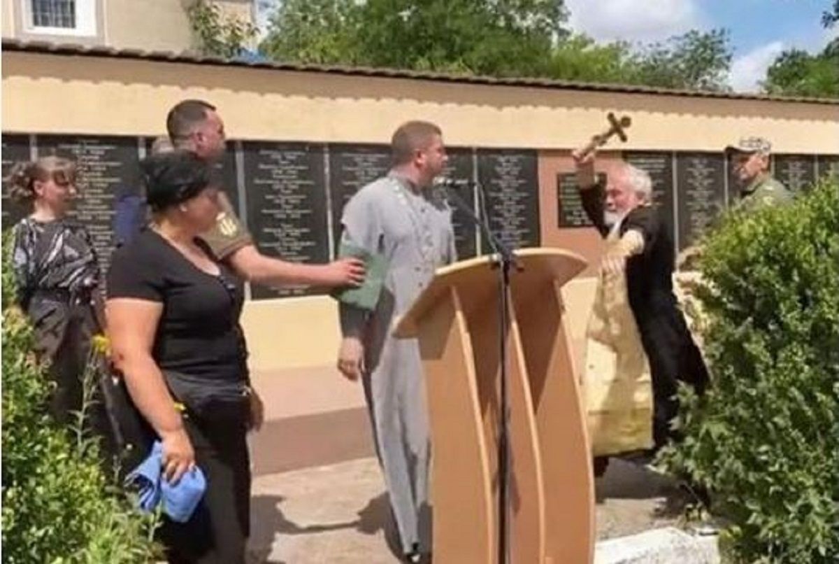 На похороні солдата священик УПЦ МП з хрестом напав на священика ПЦУ 