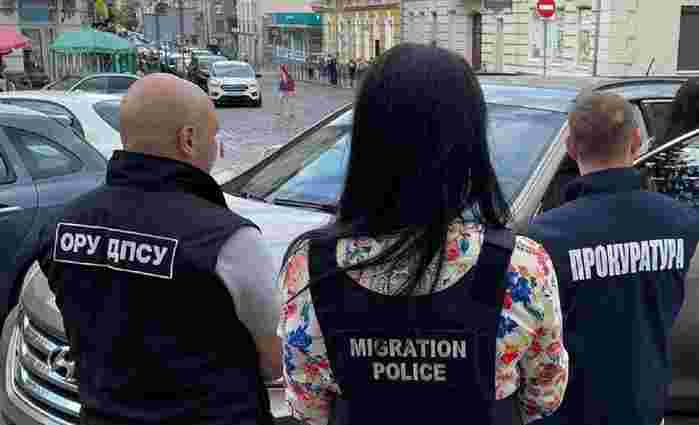 36-річна мешканка Львівщини організувала канал втечі чоловіків за кордон