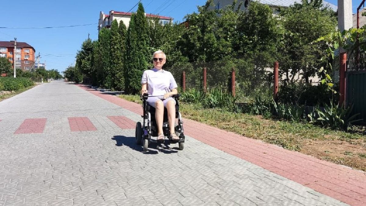 У Гусятині жінка з інвалідністю через суд домагається підйомника у будинку