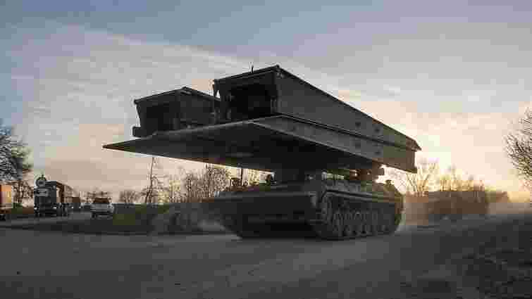 Німеччина передасть Україні 16 броньованих мостоукладників Biber