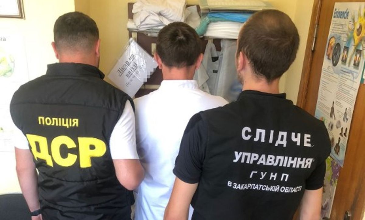Лікаря із Закарпаття затримали на хабарі у $200 за довідку про інвалідність