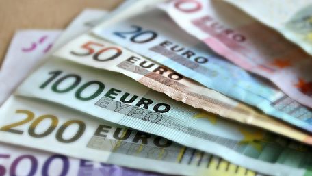 Українцям на Мальті дозволили обмінювати готівкові гривні на євро