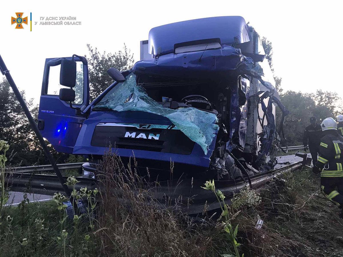 У важкій ДТП із вантажівками біля Львова травмувався 50-річний водій