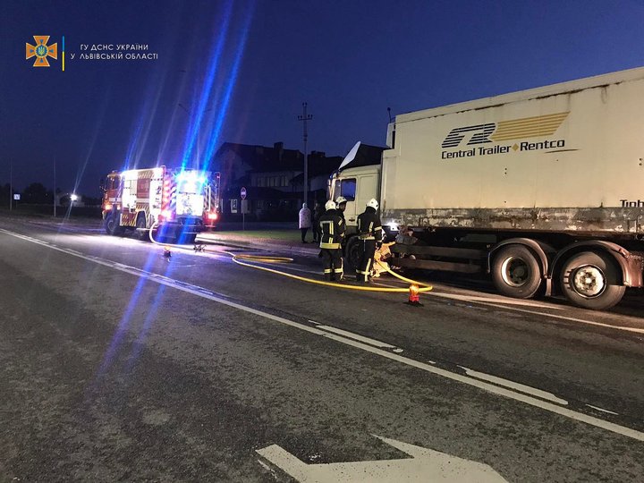У важкій ДТП із вантажівками біля Львова травмувався 50-річний водій 11