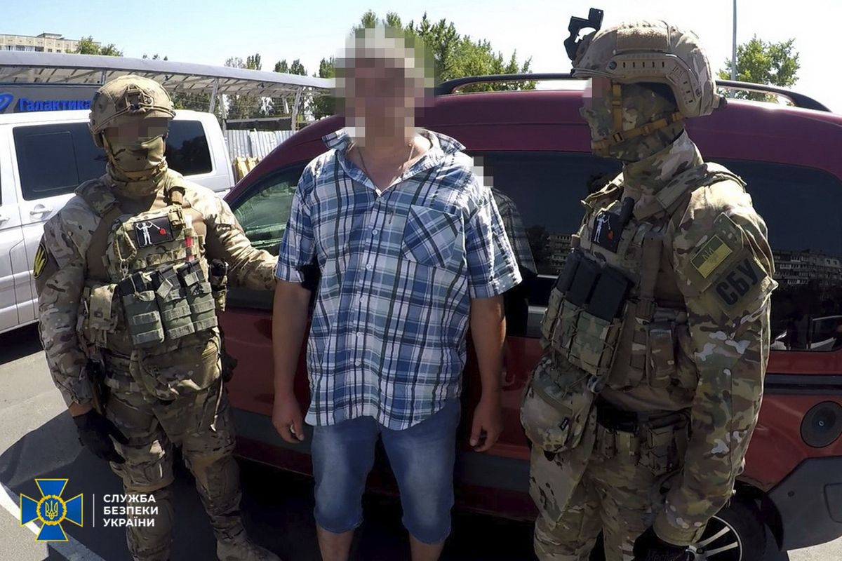 На Дніпропетровщині затримали навідника російського вогню на вокзали й аеродроми
