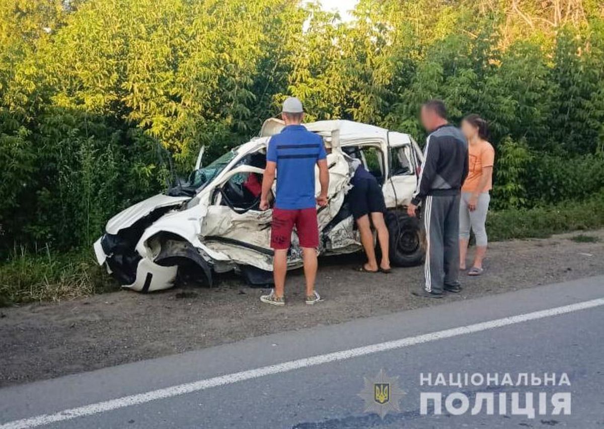 П'яний 20-річний водій мікроавтобуса спричинив смертельну ДТП на Буковині