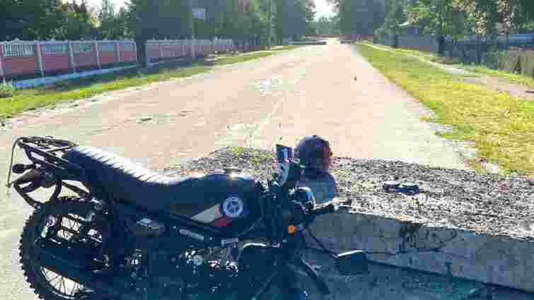 27-річну мотоциклістку госпіталізували після зіткнення з бетонними плитами на Рівненщині 
