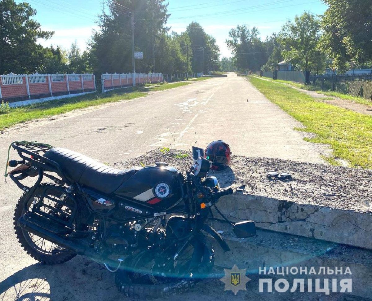 27-річну мотоциклістку госпіталізували після зіткнення з бетонними плитами на Рівненщині 
