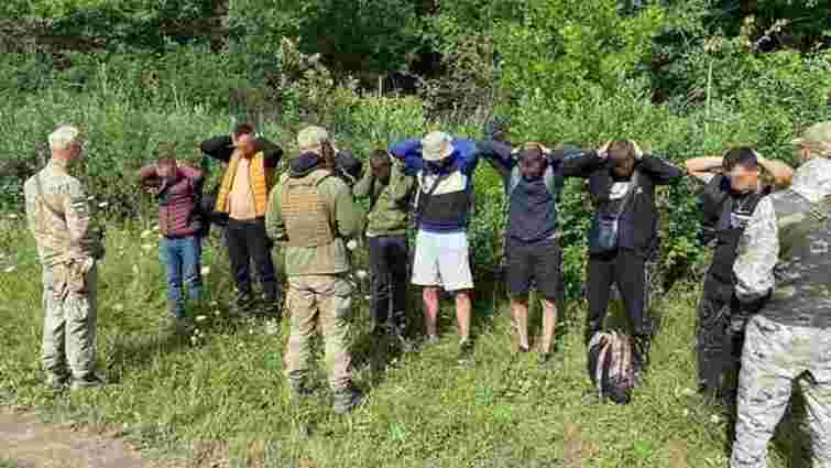 На кордоні з Румунією прикордонники пострілами зупинили ухилянтів