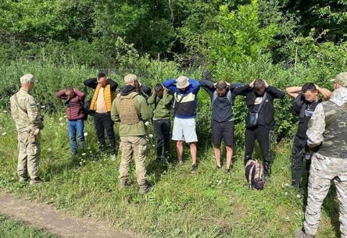 На кордоні з Румунією прикордонники пострілами зупинили ухилянтів