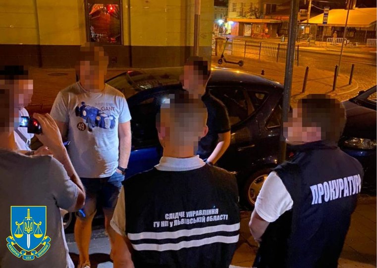30-річний львів'янин вивозив з країни чоловіків під виглядом волонтерів 11 Ввечері 3 серпня у центрі Львова правоохоронці затримали організатора незаконного виїзду чоловіків за кордон (фото прокуратури)