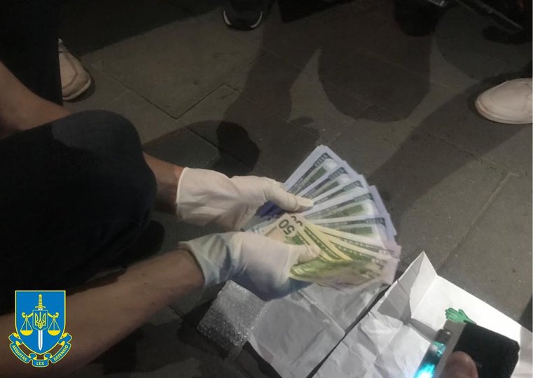 30-річний львів'янин вивозив з країни чоловіків під виглядом волонтерів 13 Ввечері 3 серпня у центрі Львова правоохоронці затримали організатора незаконного виїзду чоловіків за кордон (фото прокуратури)