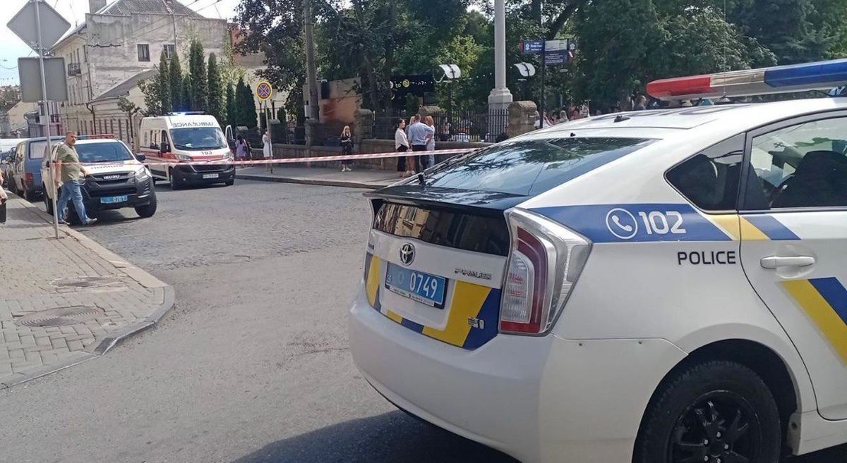 У Чернівцях перекрили рух через повідомлення про замінування університету 
