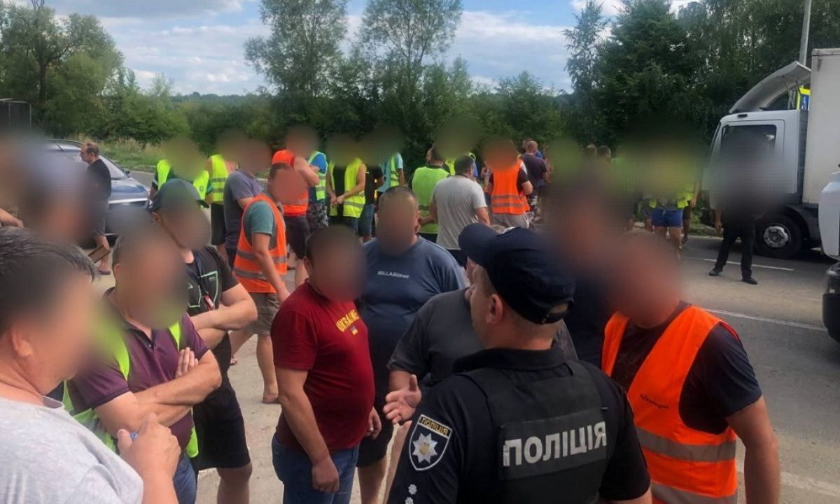 Протестувальники перекрили рух трасою до кордону у Раві-Руській