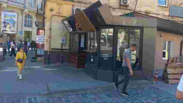 У Львові демонтували два незаконні кіоски з шаурмою
