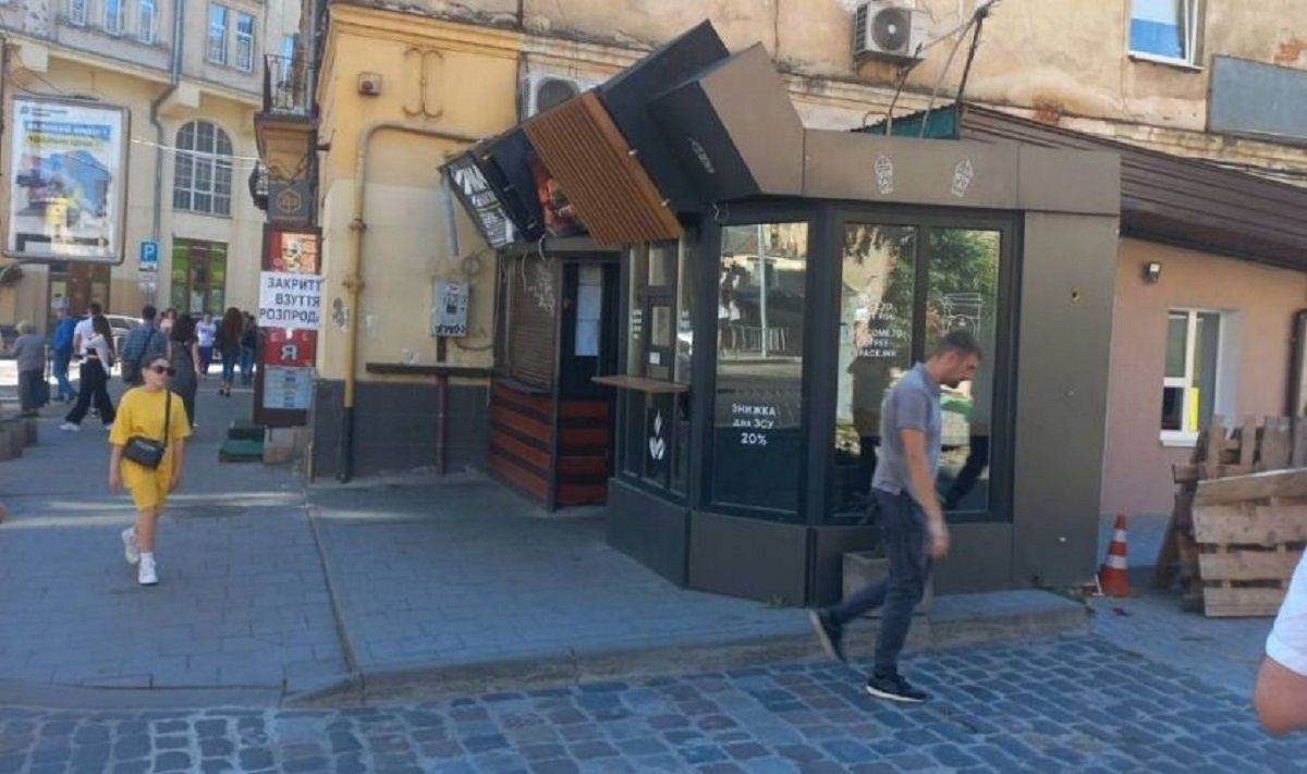 У Львові демонтували два незаконні кіоски з шаурмою