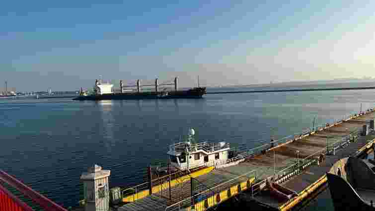 Із двох українських портів вирушили ще три судна з зерном