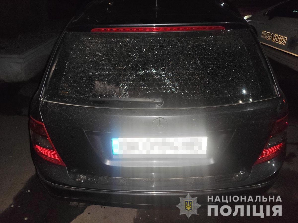 На стоянці неподалік Рівного обстріляли Mercedes із водієм