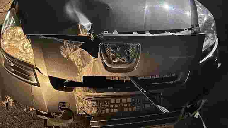 П'яний 31-річний водій Peugeot у Рівному збив світлофор і втік 