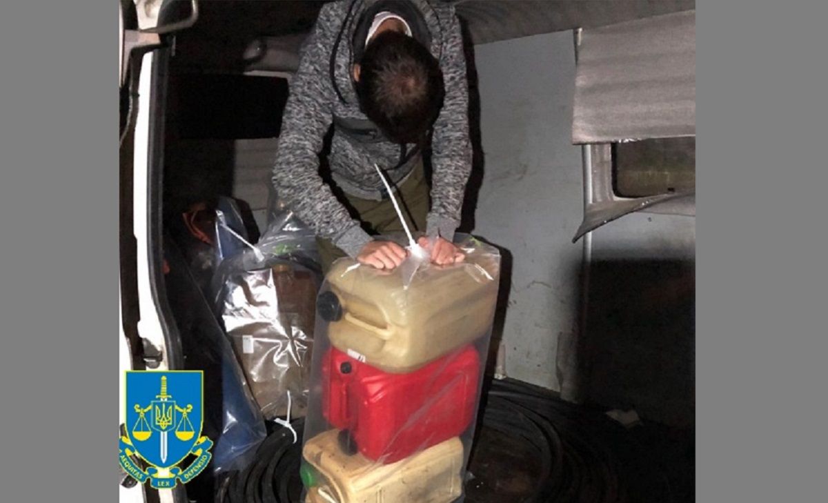 Трьох мешканців Самбірщини затримали за крадіжку дизпалива з трубопроводу