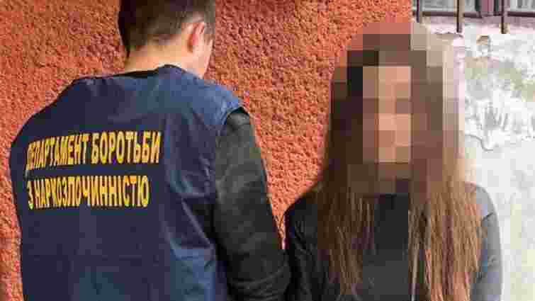 У Львові затримали 22-річну дівчину за розповсюдження наркотиків